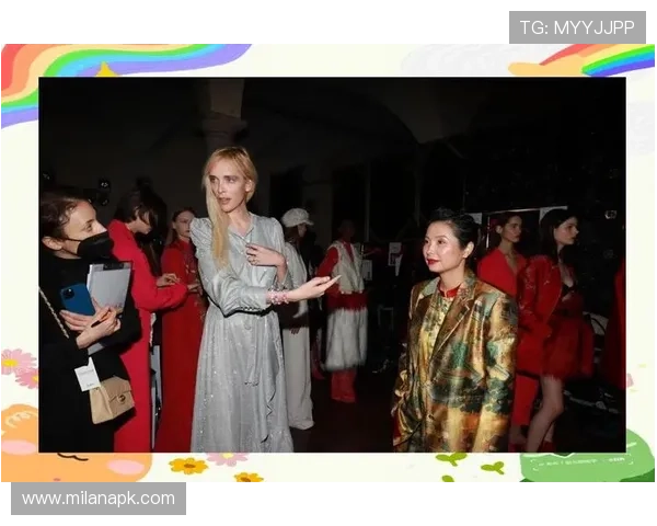 米兰国际时装周:观众与媒体共同见证全球顶级设计师的创意与风采 米兰国际时装周:观众与媒体共同见证全球顶级设计师的创意与风采